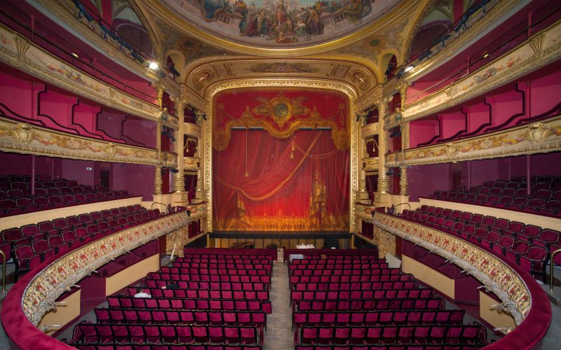 Intérieur de l'Opéra Comédie après la pose du rideau